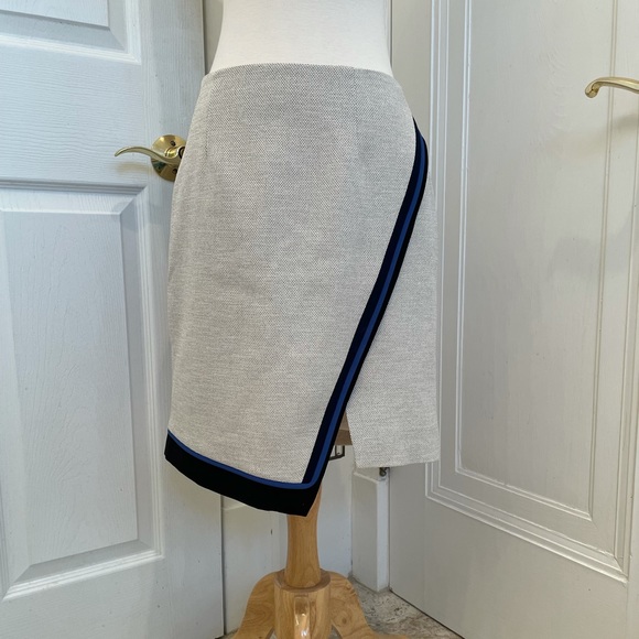 Beige skirt with Blue/black contrast trim size 2 - Picture 3 of 6